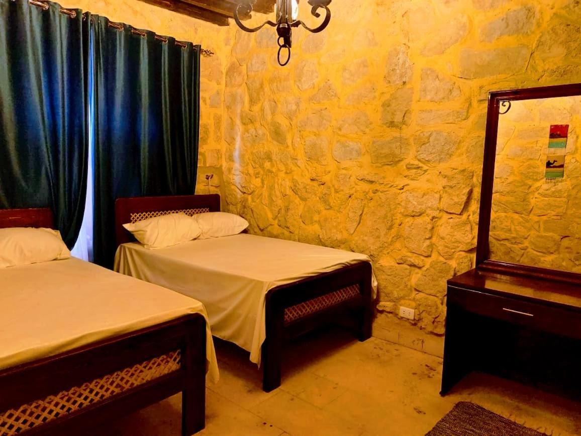 Villa 7 Al Fayyūm Buitenkant foto