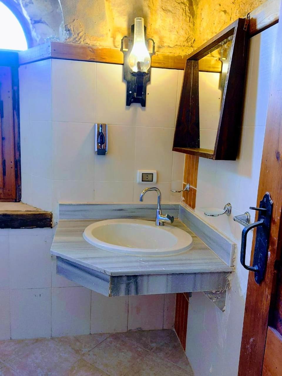 Villa 7 Al Fayyūm Buitenkant foto